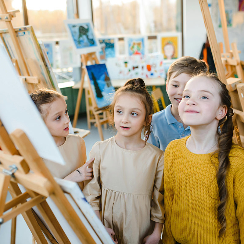 Four-kids-looking-at-easle